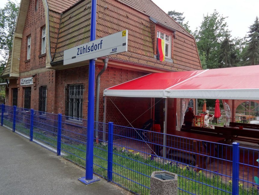Das Foto zeigt das Bahnhofsgebäude von Zühlsdorf.