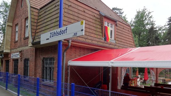 Das Foto zeigt das Bahnhofsgebäude von Zühlsdorf.