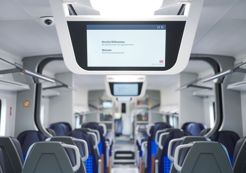 Das Foto zeigt Bildschirme mit aktueller Fahrgastinformation im Innenraum in einem Mireo-Zug.