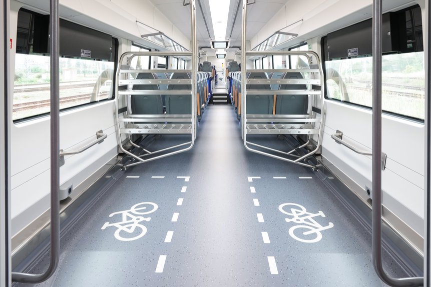 Das Foto zeigt Fahrradabstellbereiche eines Mireo-Zugs mit Bodenmarkierungen für Fahrräder.