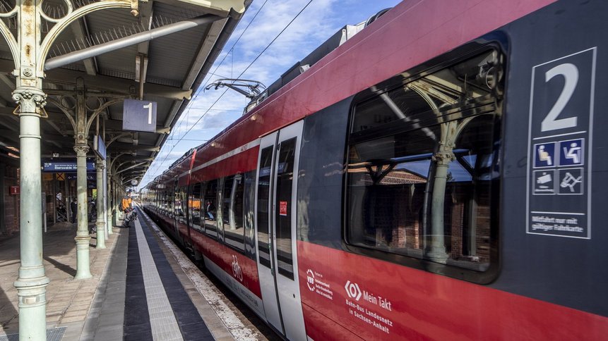 Ein DB-Zug steht am Bahnhof 