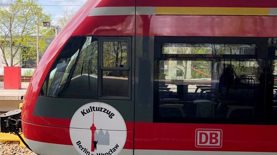 Roter Zug mit neuer runden Beklebung an der Zugspitze (auf deutsch)