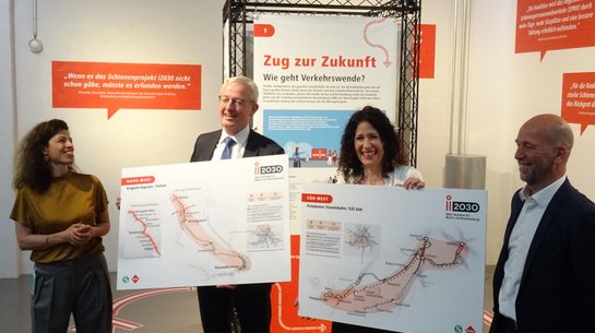 Senatorin Jarasch und Minister Beermann präsentieren beim Presserundgang im Technikmuseum die Planungen zur Stammbahn
