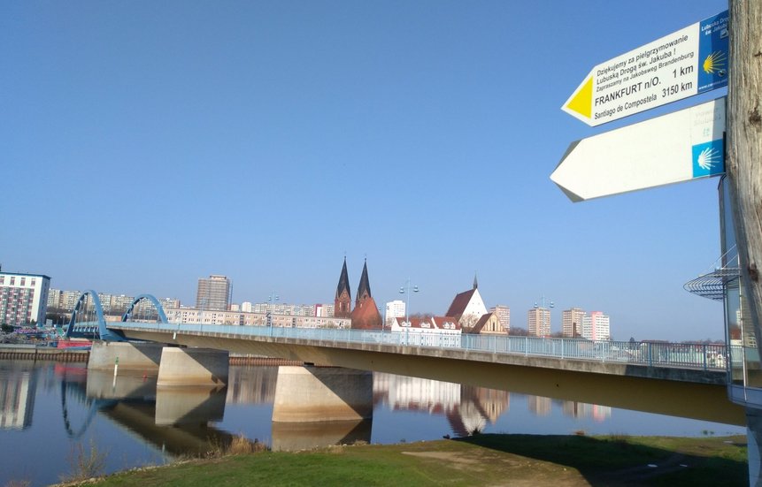 Grenzbrücke fotografiert von der polnischen Seite. Im Hintergrund die Stadt Frankfurt (Oder).