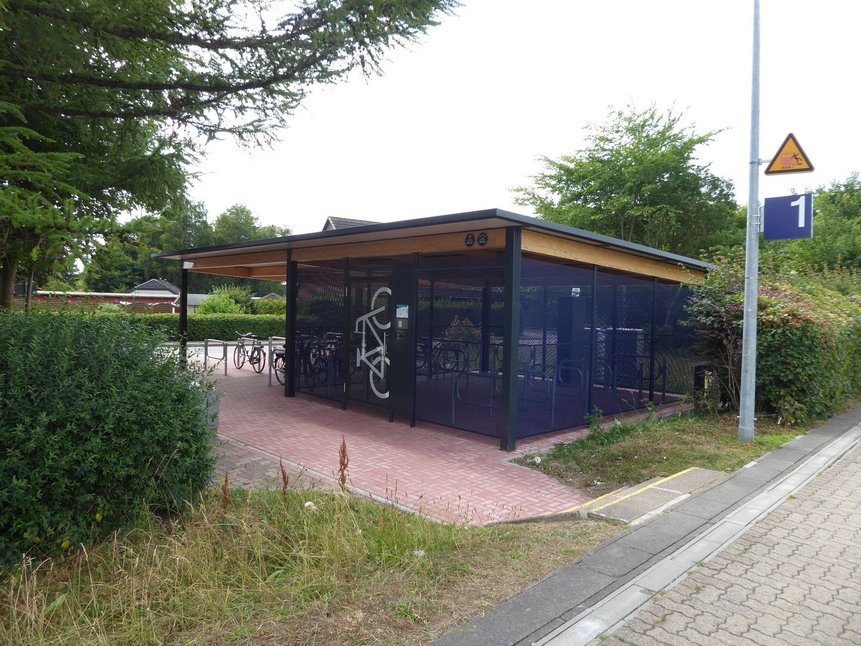 Fahrradabstellanlage mit Sammelschließanlage in Jübek (Schleswig-Holstein).