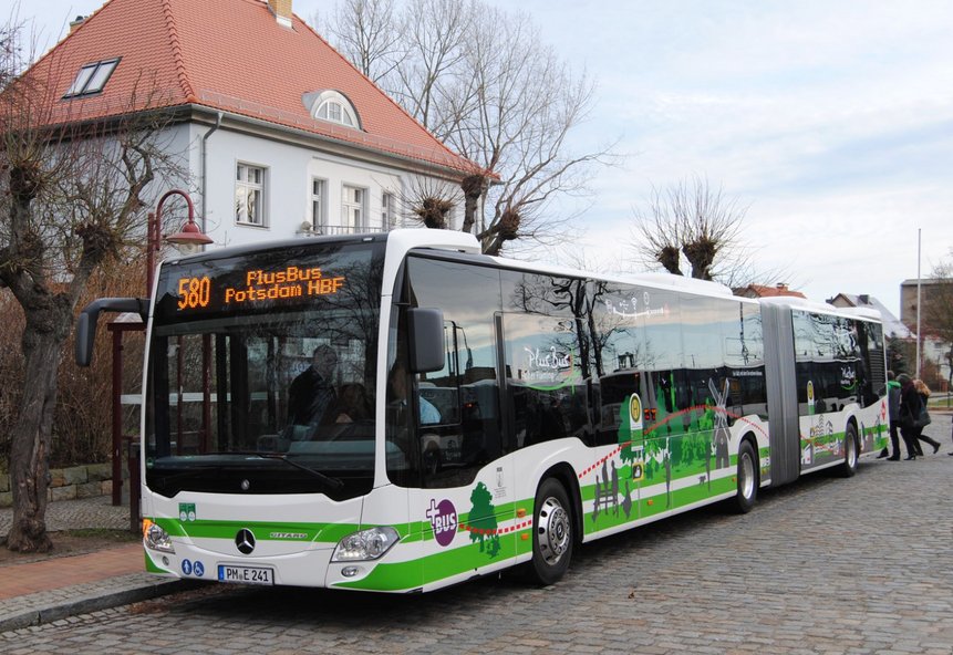 PlusBus der Linie 580 an einer Haltestelle