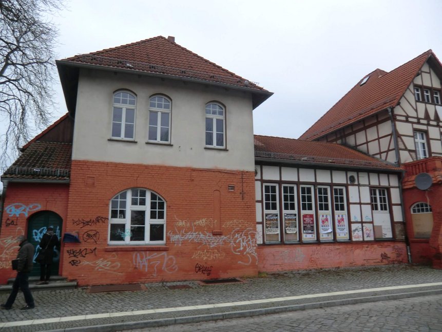 Das Bahnhofsgebäude der Station Beelitz Stadt im Jahr 2011. Ansicht vom Vorplatz.