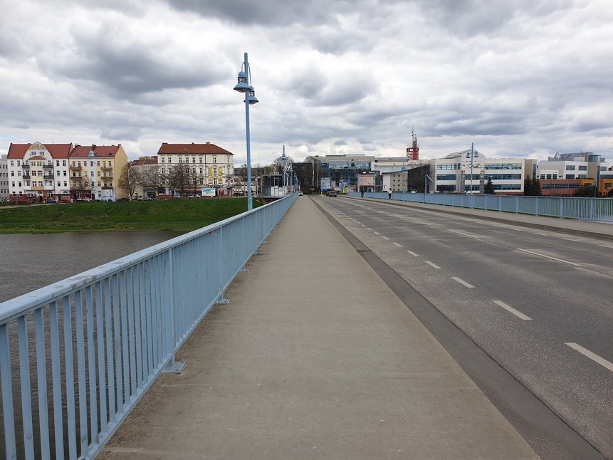 Blick auf die Stadt Słubice aus der Hälfte der Grenzbrücke.