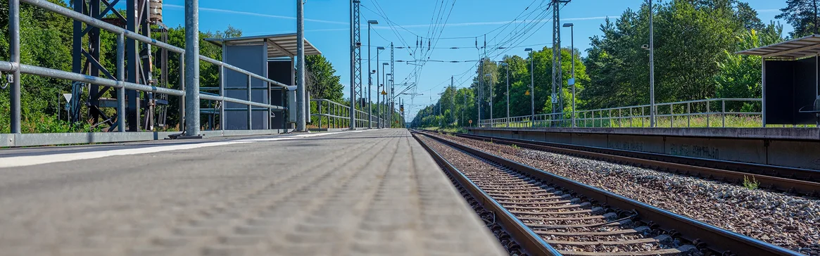 Blick vom Bahnhof aus auf die Schiene