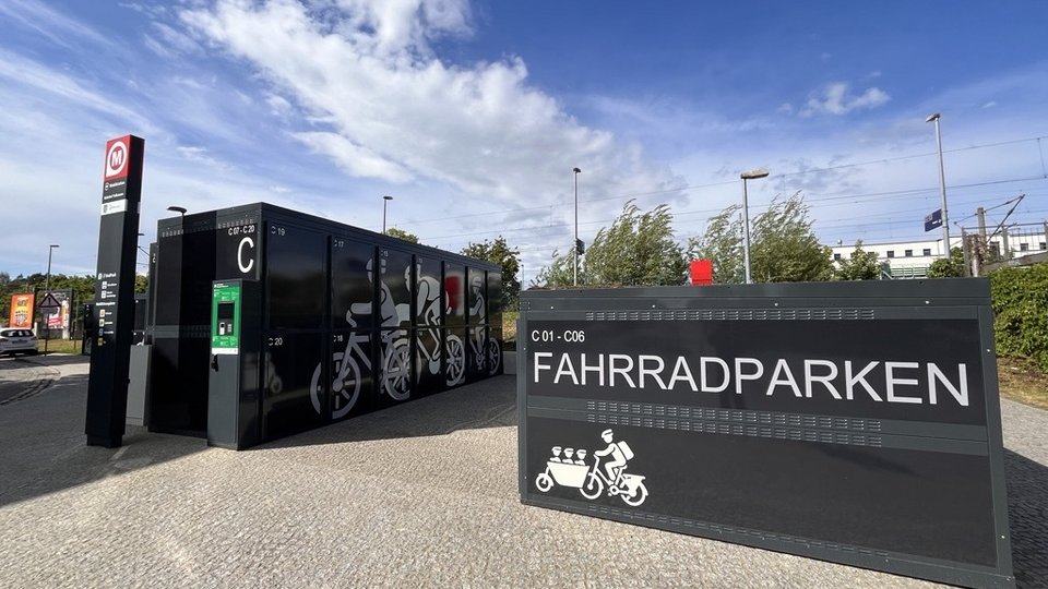 VBB-Mobilstation und Fahrradboxen am Bahnhof Falkensee