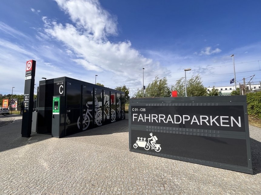VBB-Mobilstation und Fahrradboxen am Bahnhof Falkensee