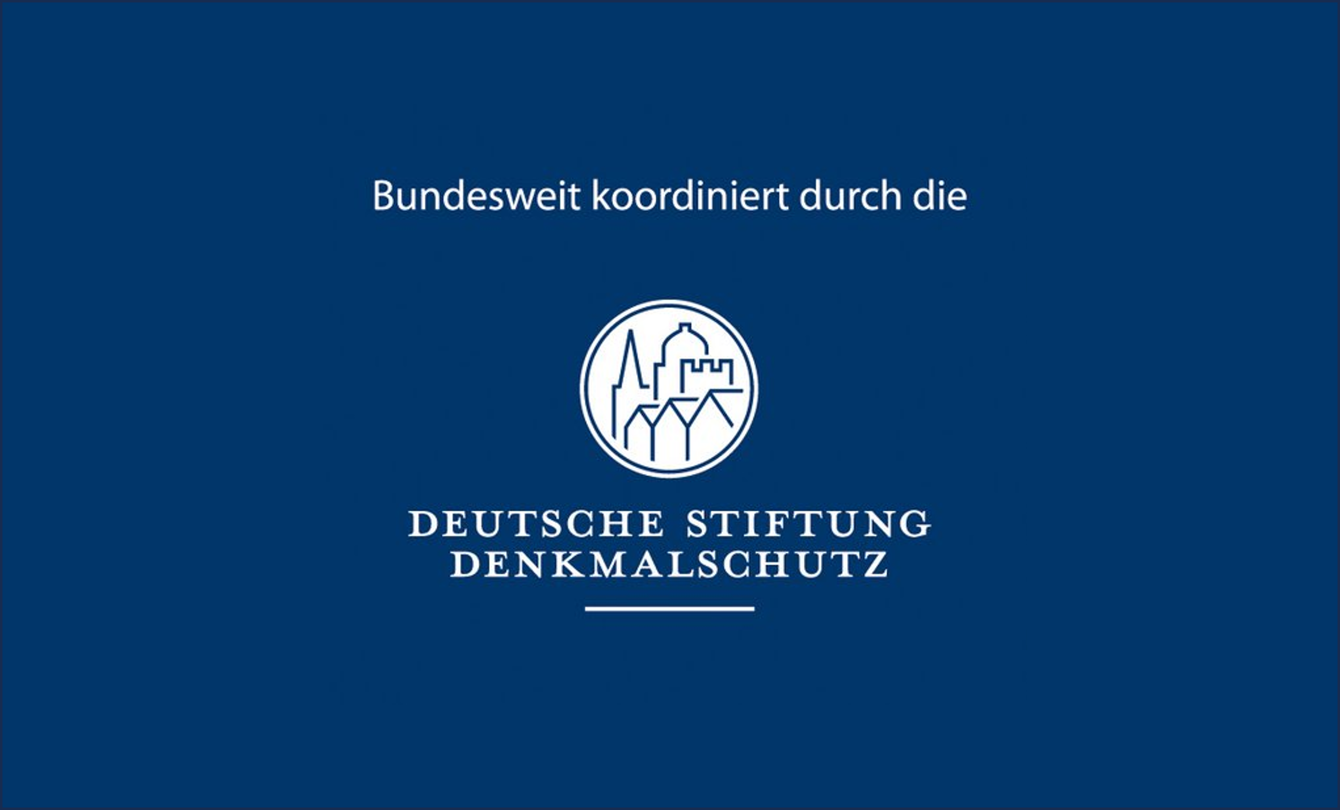 Weiße Schrift auf blaume Grund: Deutsche Stiftung Denkmalschutz