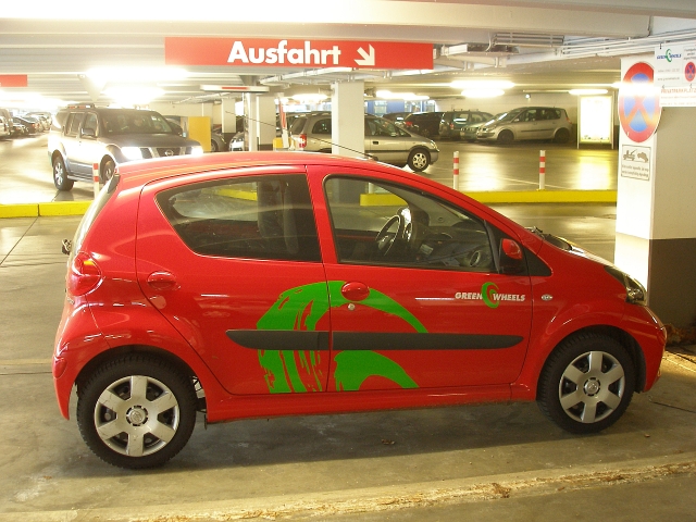 rotes Auto mit Greenwheel Logo