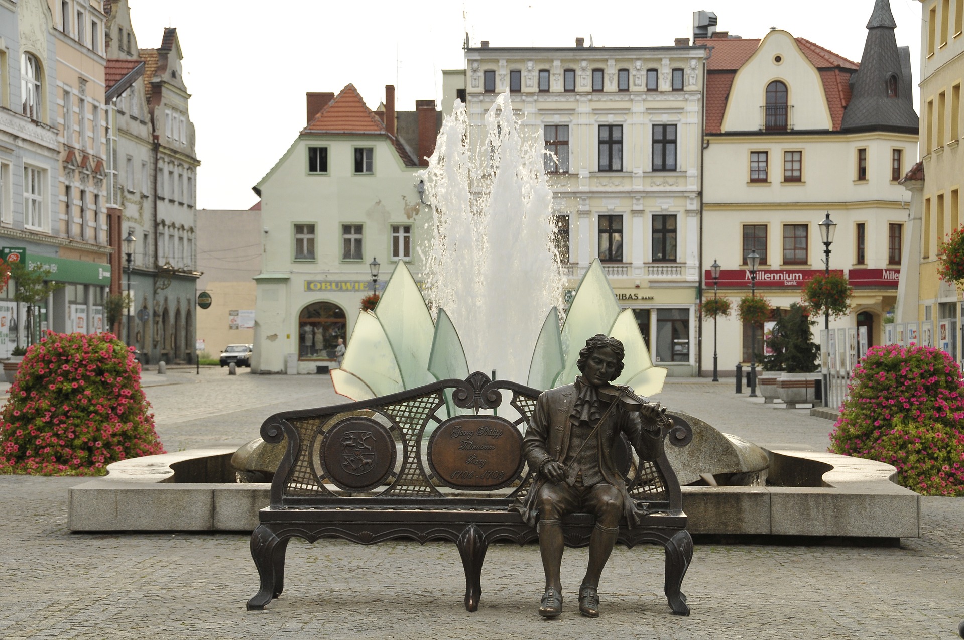 Georg-Philipp-Telemann-Denkmal am Marktplatz in Żary Georg-Philipp-Telemann-Denkmal am Marktplatz in Żary. Im Hintergrund ist sind ein Springbrunnen sowie Wohnhäuser zu sehen.