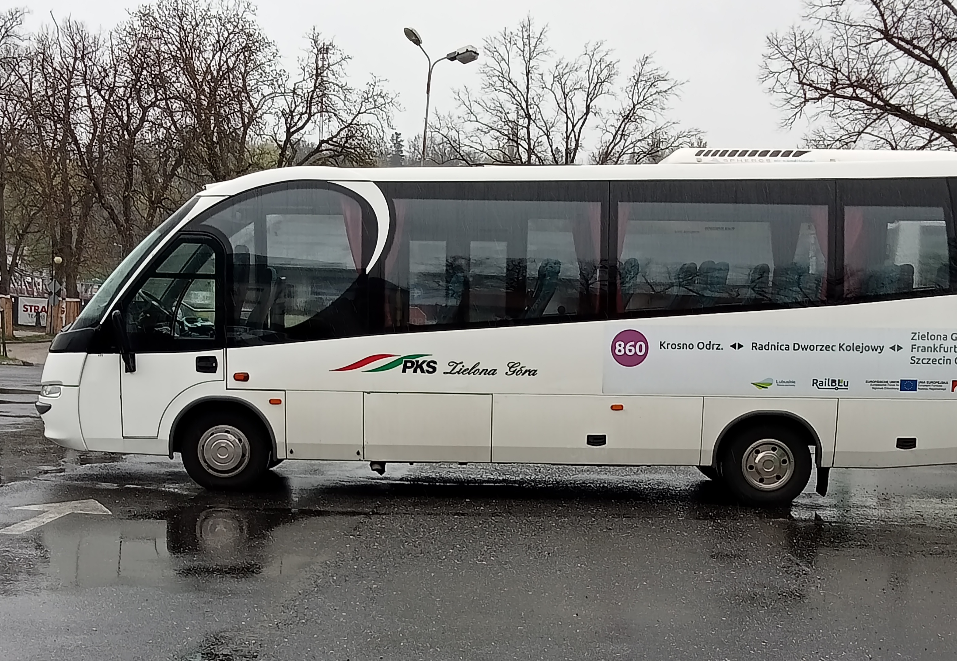 Bleklebter Shuttlebus in Krosno Odrzańskie (Liniennumer 860, Relation Krosno Odrzańskie - Radnica Bahnhof - Zielona Góra / Frankfurt (Oder) / Stettin